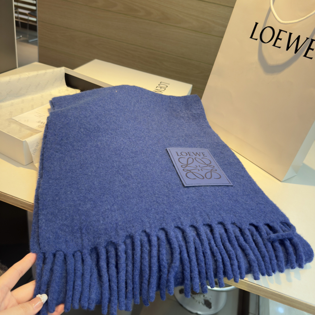 ✨✨【小红书同款】Loewe罗意威新品彩色马海毛围巾❗️斯德哥尔摩的温暖色彩，第一眼便爱上，超高颜值，梦
