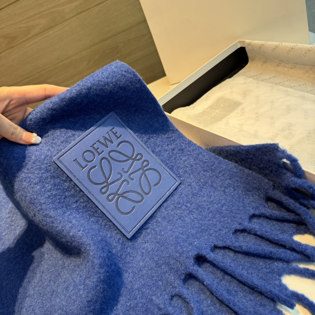 ✨✨【小红书同款】Loewe罗意威新品彩色马海毛围巾❗️斯德哥尔摩的温暖色彩，第一眼便爱上，超高颜值，梦