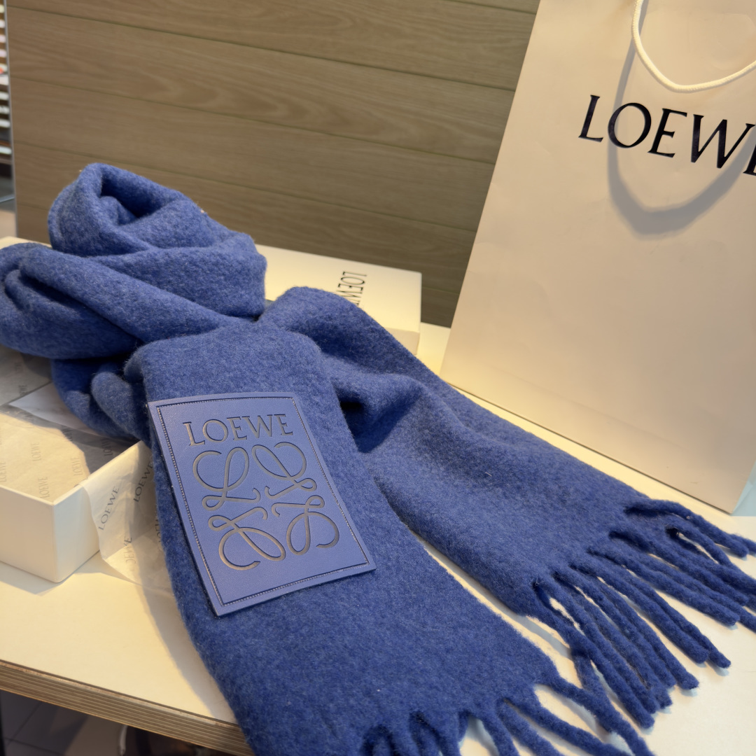 ✨✨【小红书同款】Loewe罗意威新品彩色马海毛围巾❗️斯德哥尔摩的温暖色彩，第一眼便爱上，超高颜值，梦