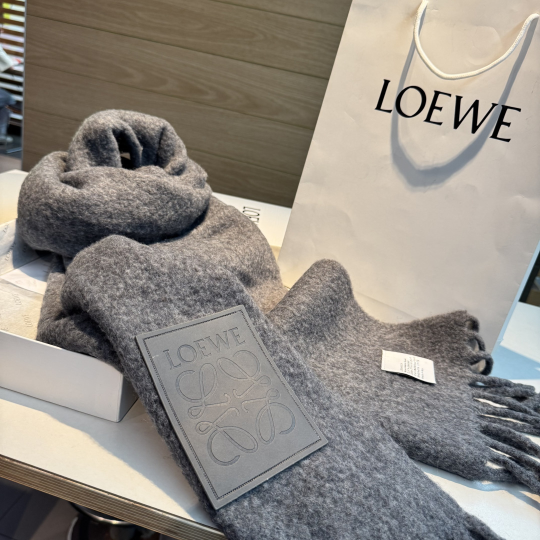 ✨✨【小红书同款】Loewe罗意威新品彩色马海毛围巾❗️斯德哥尔摩的温暖色彩，第一眼便爱上，超高颜值，梦