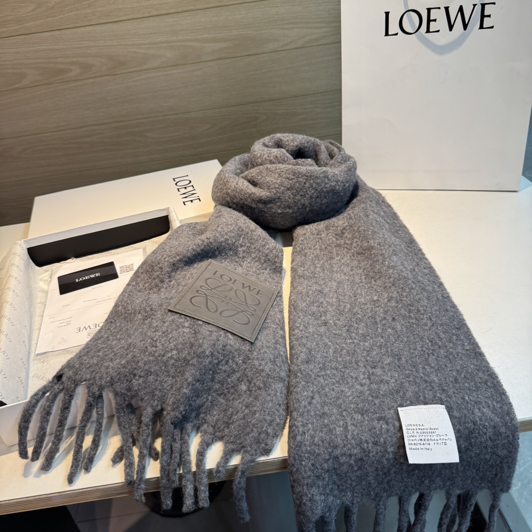 ✨✨【小红书同款】Loewe罗意威新品彩色马海毛围巾❗️斯德哥尔摩的温暖色彩，第一眼便爱上，超高颜值，梦