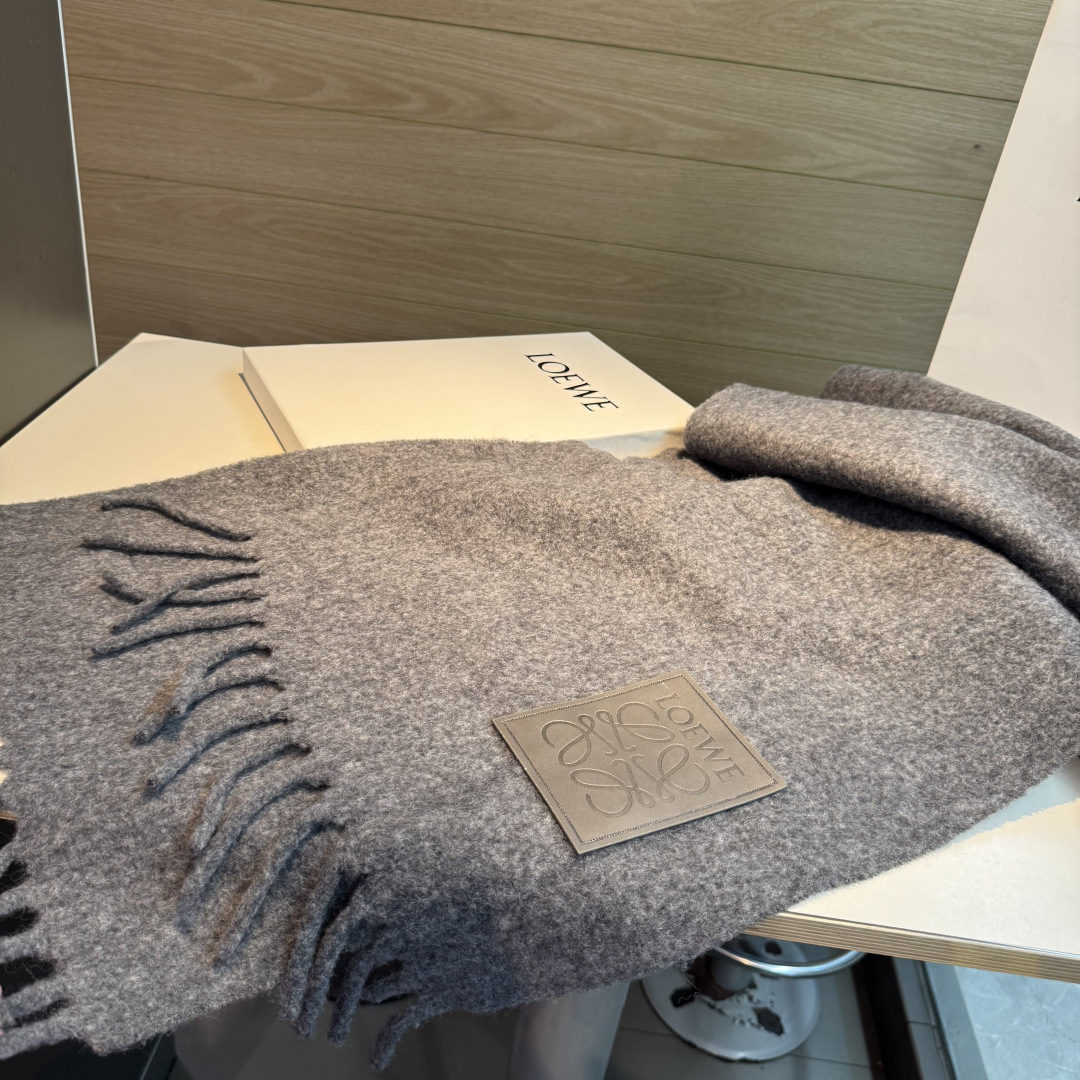 ✨✨【小红书同款】Loewe罗意威新品彩色马海毛围巾❗️斯德哥尔摩的温暖色彩，第一眼便爱上，超高颜值，梦