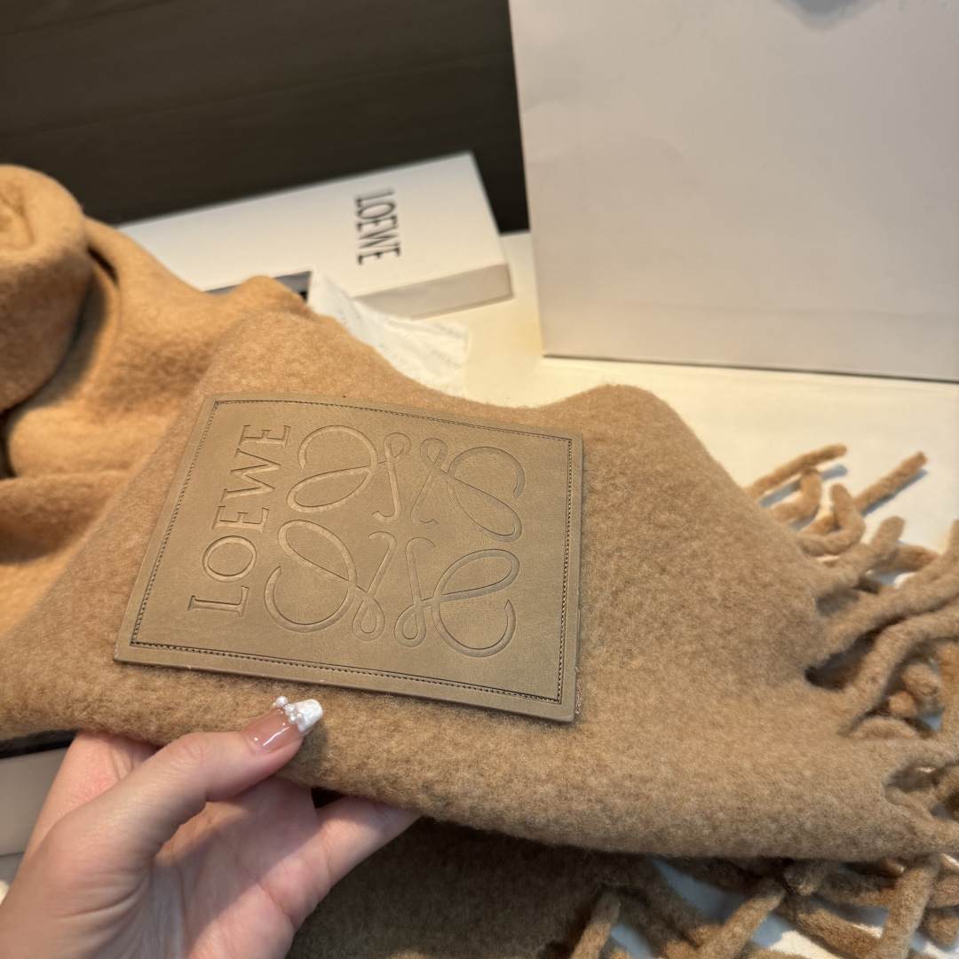 ✨✨【小红书同款】Loewe罗意威新品彩色马海毛围巾❗️斯德哥尔摩的温暖色彩，第一眼便爱上，超高颜值，梦
