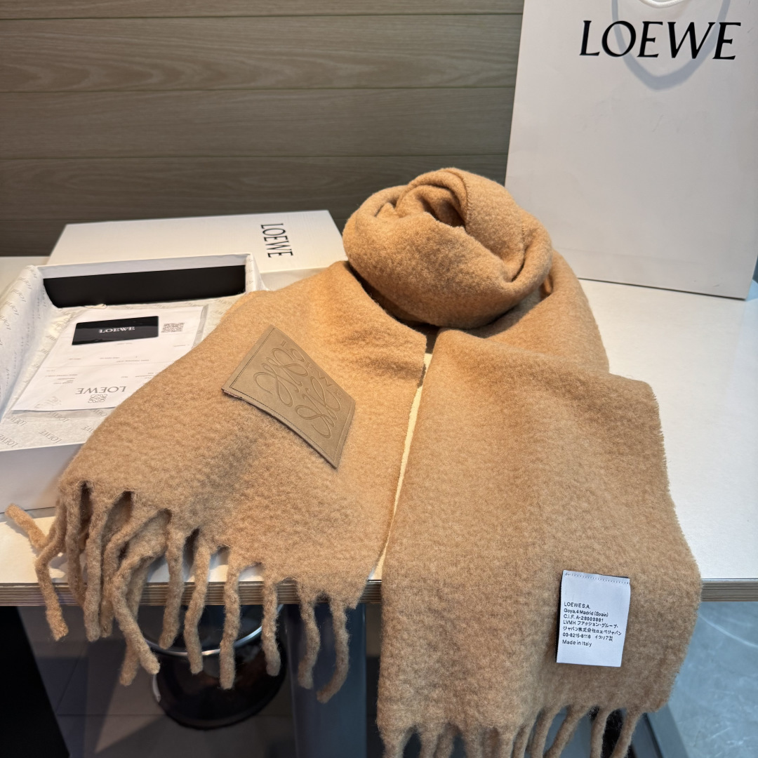 ✨✨【小红书同款】Loewe罗意威新品彩色马海毛围巾❗️斯德哥尔摩的温暖色彩，第一眼便爱上，超高颜值，梦