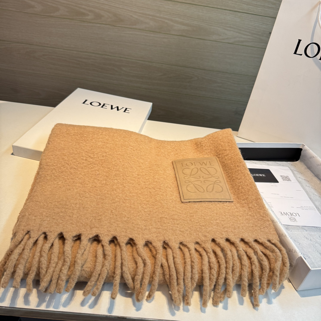 ✨✨【小红书同款】Loewe罗意威新品彩色马海毛围巾❗️斯德哥尔摩的温暖色彩，第一眼便爱上，超高颜值，梦