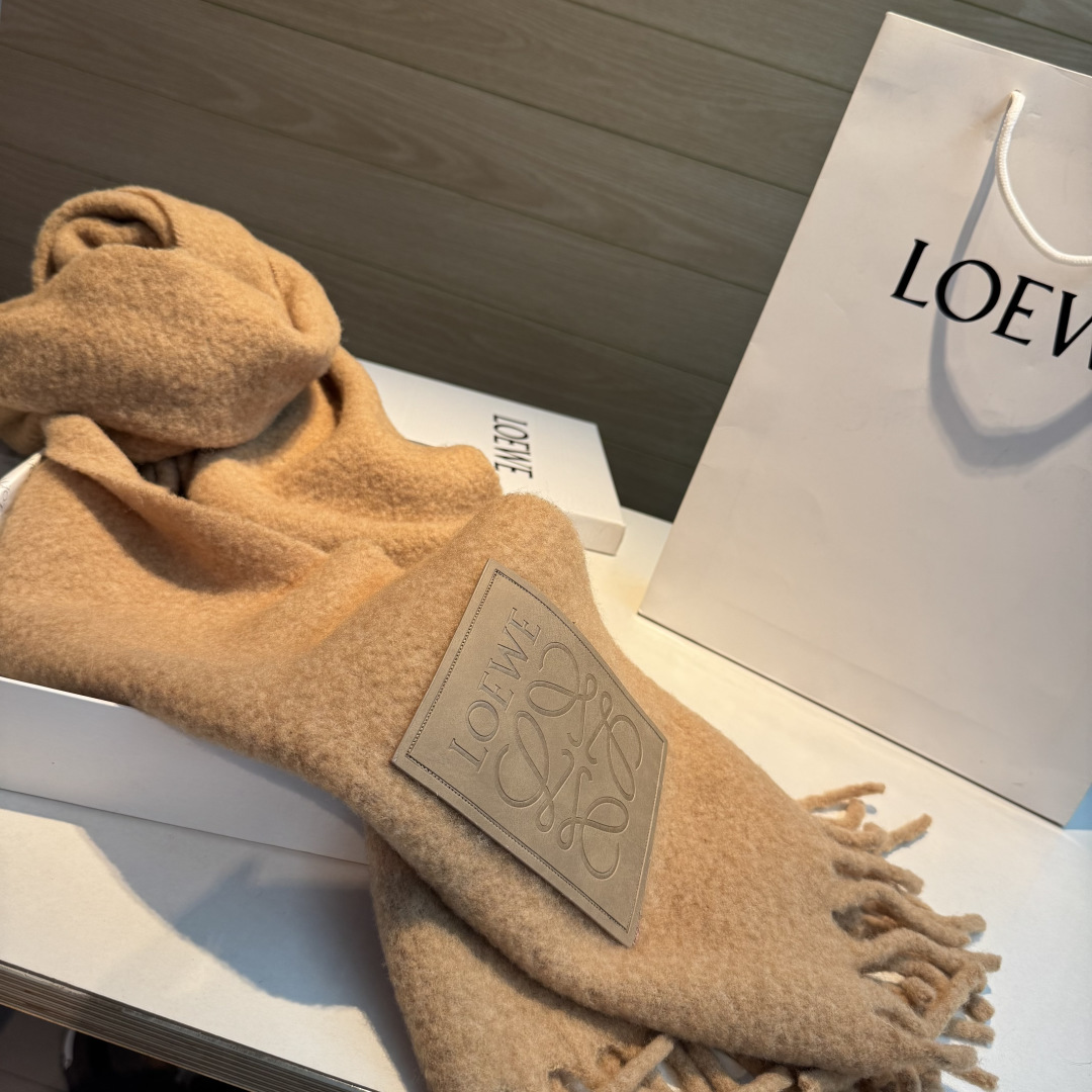 ✨✨【小红书同款】Loewe罗意威新品彩色马海毛围巾❗️斯德哥尔摩的温暖色彩，第一眼便爱上，超高颜值，梦