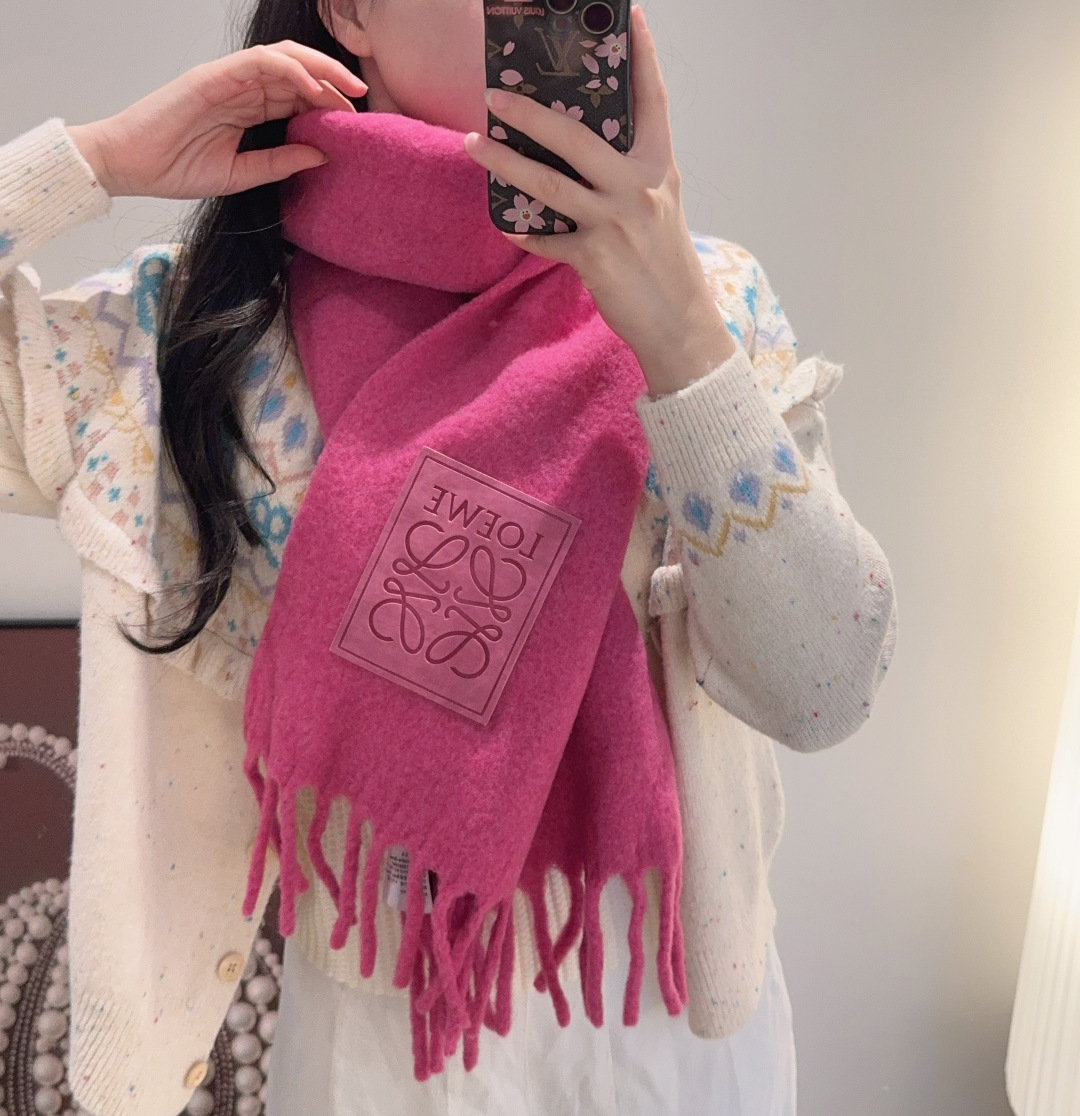 NO:603091,[Same as Little Red Book] Loewe's new colorful mohair scarf Stockholm's warm colors, I fell in love at first sight, super good-looking, dreamy color scheme Loewe's scarves always surprise people, blended into the Nordic warm color splicing, super  Versatile, immersed in the color cards of various colors, you can bury your head in the colorful scarf in winter, super warm wool + mohair, it is real mohair, with tassels on both ends, the fabric is super comfortable. 35x200cm size, cow leather  logo embossed patch high version scarf,high version scarf,loewe,loewe,cowhide19860909【小红书同款】Loewe罗意威新品彩色马海毛围巾斯德哥尔摩的温暖色彩,第一眼便爱上,超高颜值,梦幻配色Loewe的围巾总是让人惊喜,融入北欧暖色系拼接,超级百搭,沉浸在各种色彩的色卡里,冬天里可以把头埋在色彩斑澜的围巾里,超级暖和羊毛+马海毛,是真的马海毛哦两端带有流苏,面料超级舒适.35x200cm尺寸,牛皮革 logo压纹贴片高版本围巾,高版本围巾,loewe,loewe,cowhide,scarf