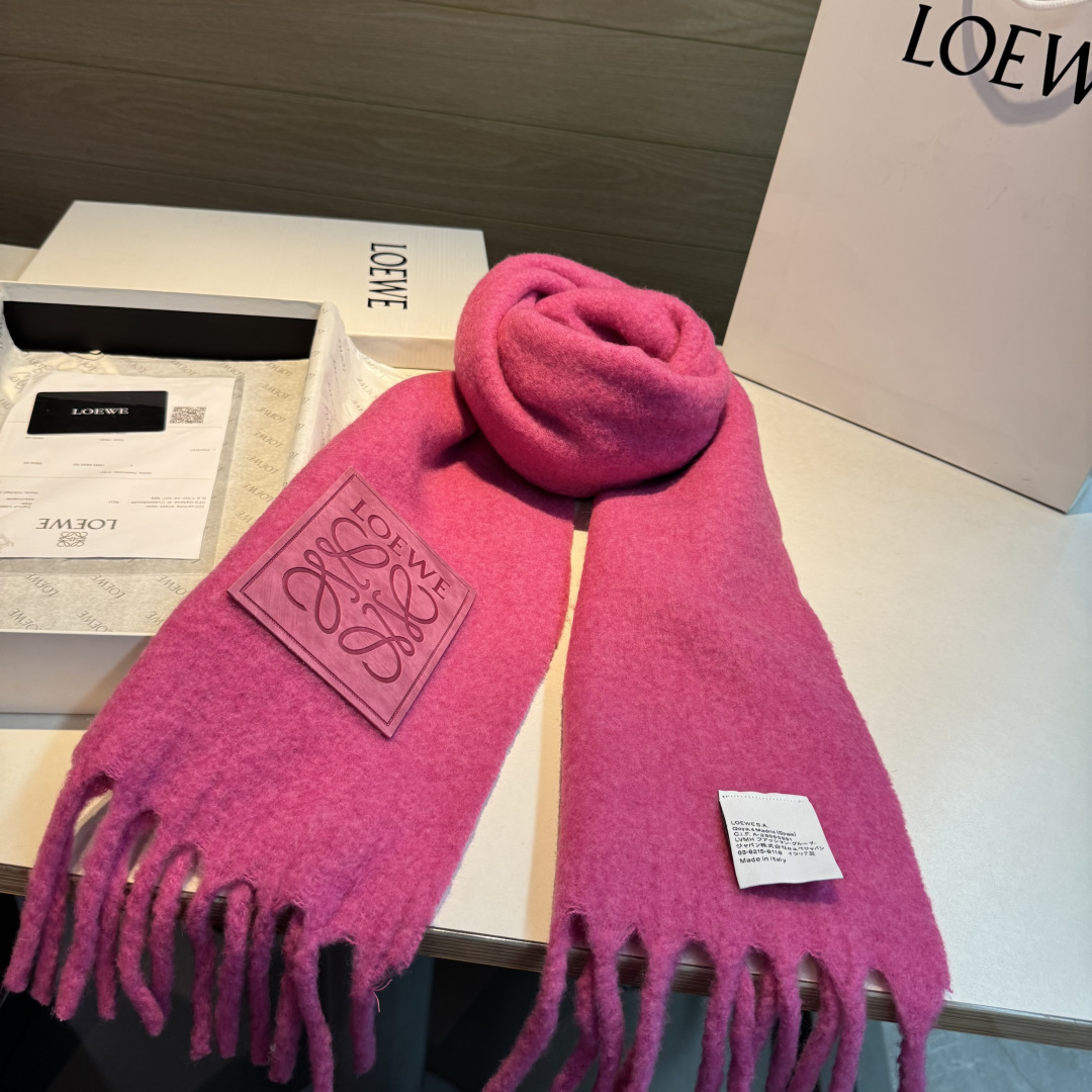 ✨✨【小红书同款】Loewe罗意威新品彩色马海毛围巾❗️斯德哥尔摩的温暖色彩，第一眼便爱上，超高颜值，梦