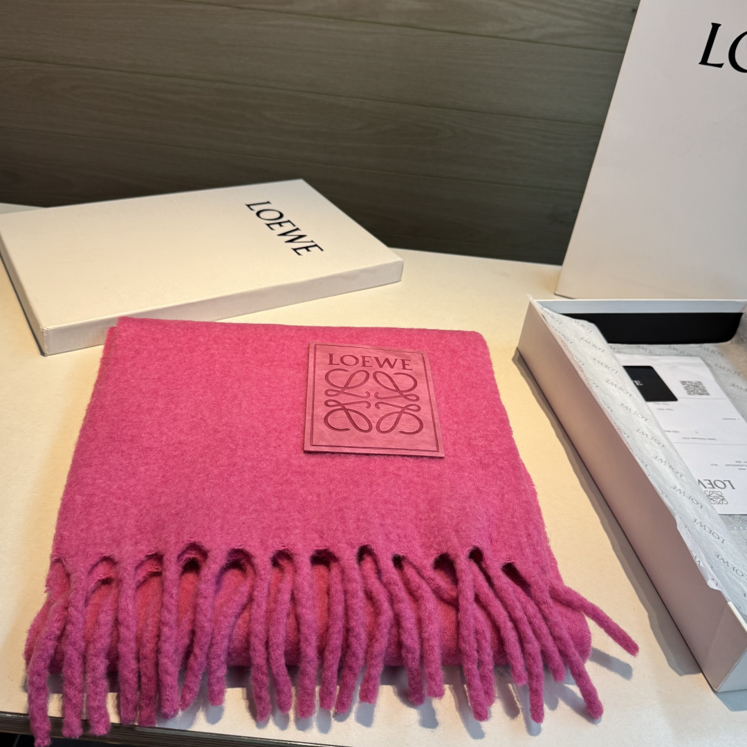 ✨✨【小红书同款】Loewe罗意威新品彩色马海毛围巾❗️斯德哥尔摩的温暖色彩，第一眼便爱上，超高颜值，梦