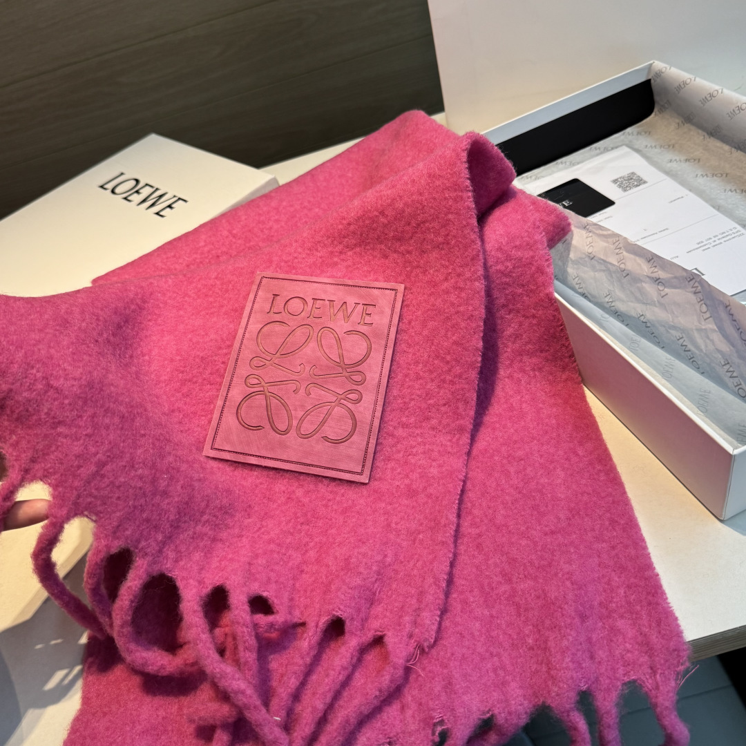 ✨✨【小红书同款】Loewe罗意威新品彩色马海毛围巾❗️斯德哥尔摩的温暖色彩，第一眼便爱上，超高颜值，梦