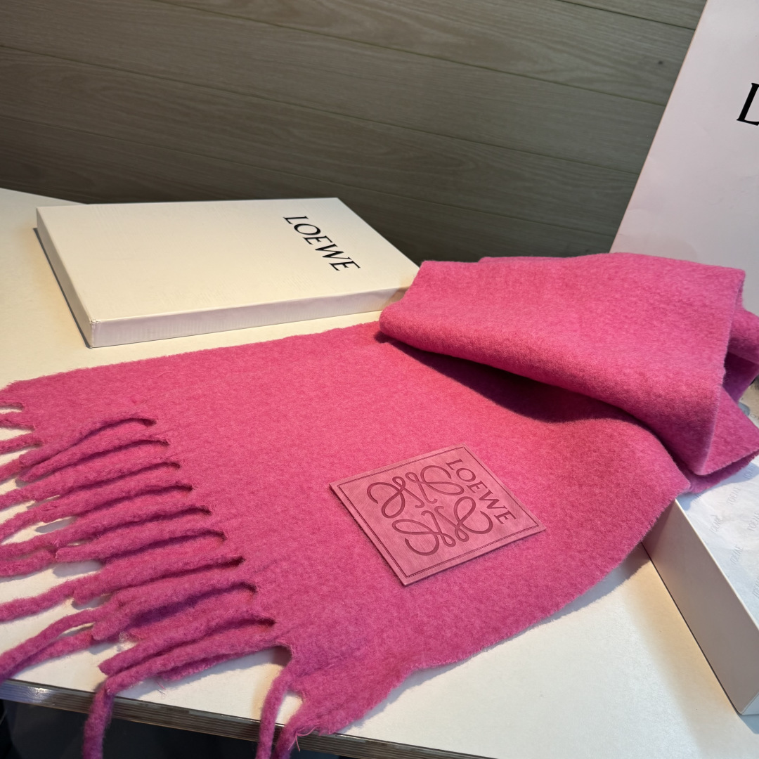✨✨【小红书同款】Loewe罗意威新品彩色马海毛围巾❗️斯德哥尔摩的温暖色彩，第一眼便爱上，超高颜值，梦