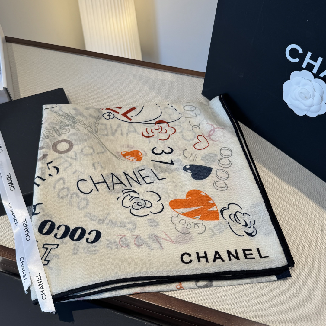 经典茶花优雅Coco风，Chanel最新丝绒大方巾~气质到骨子里，香奶奶新一季的面料超高级，真心超级柔软