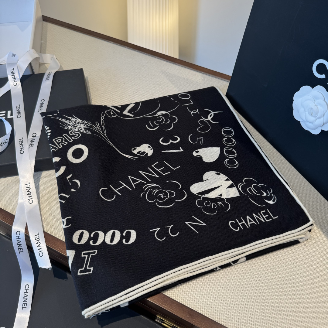 经典茶花优雅Coco风，Chanel最新丝绒大方巾~气质到骨子里，香奶奶新一季的面料超高级，真心超级柔软