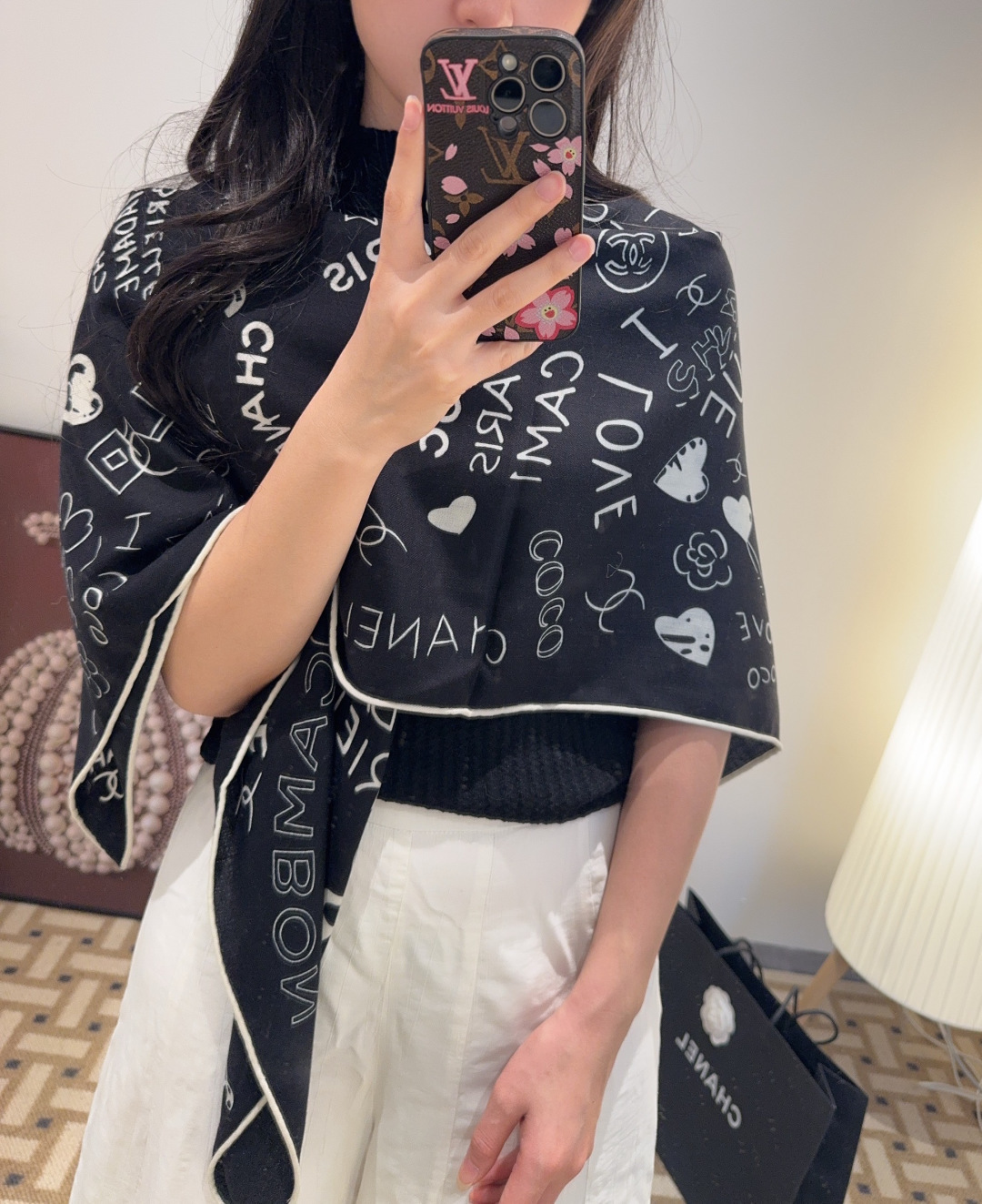 经典茶花优雅Coco风，Chanel最新丝绒大方巾~气质到骨子里，香奶奶新一季的面料超高级，真心超级柔软