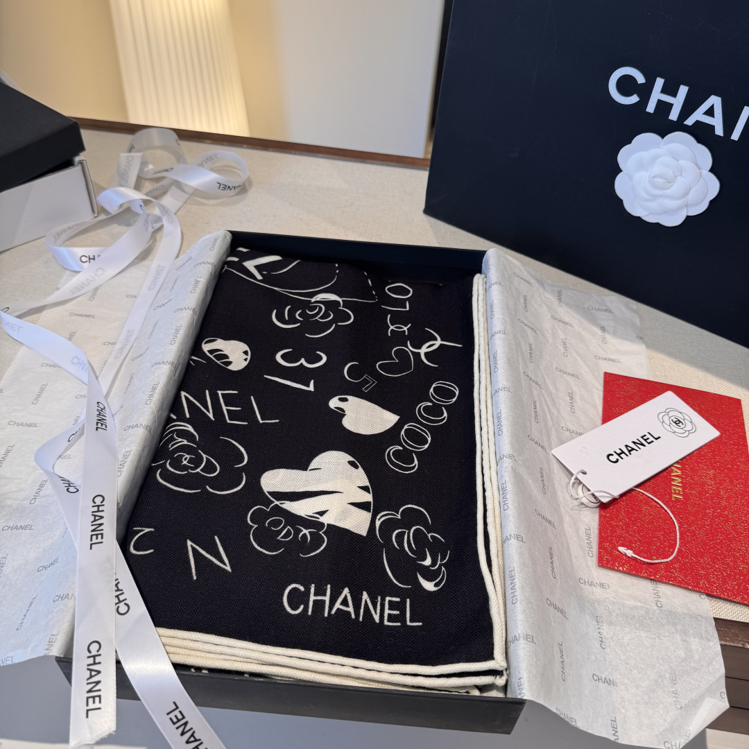 经典茶花优雅Coco风，Chanel最新丝绒大方巾~气质到骨子里，香奶奶新一季的面料超高级，真心超级柔软
