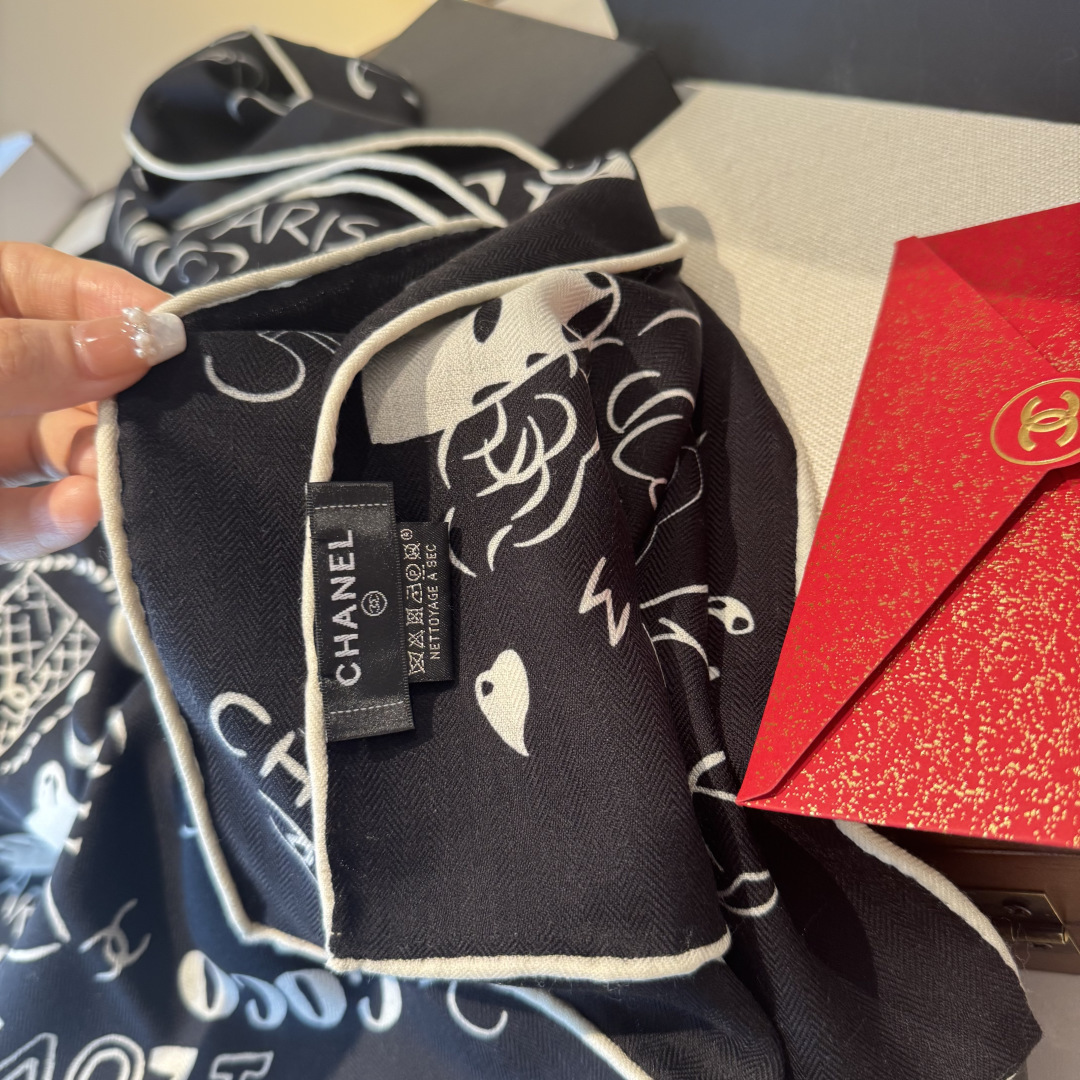 经典茶花优雅Coco风，Chanel最新丝绒大方巾~气质到骨子里，香奶奶新一季的面料超高级，真心超级柔软