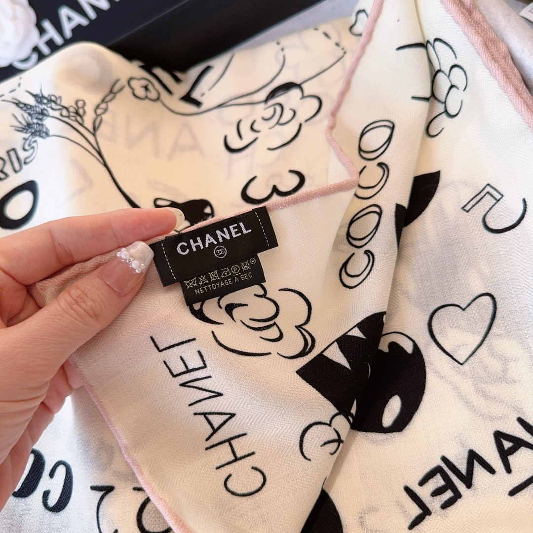 经典茶花优雅Coco风，Chanel最新丝绒大方巾~气质到骨子里，香奶奶新一季的面料超高级，真心超级柔软