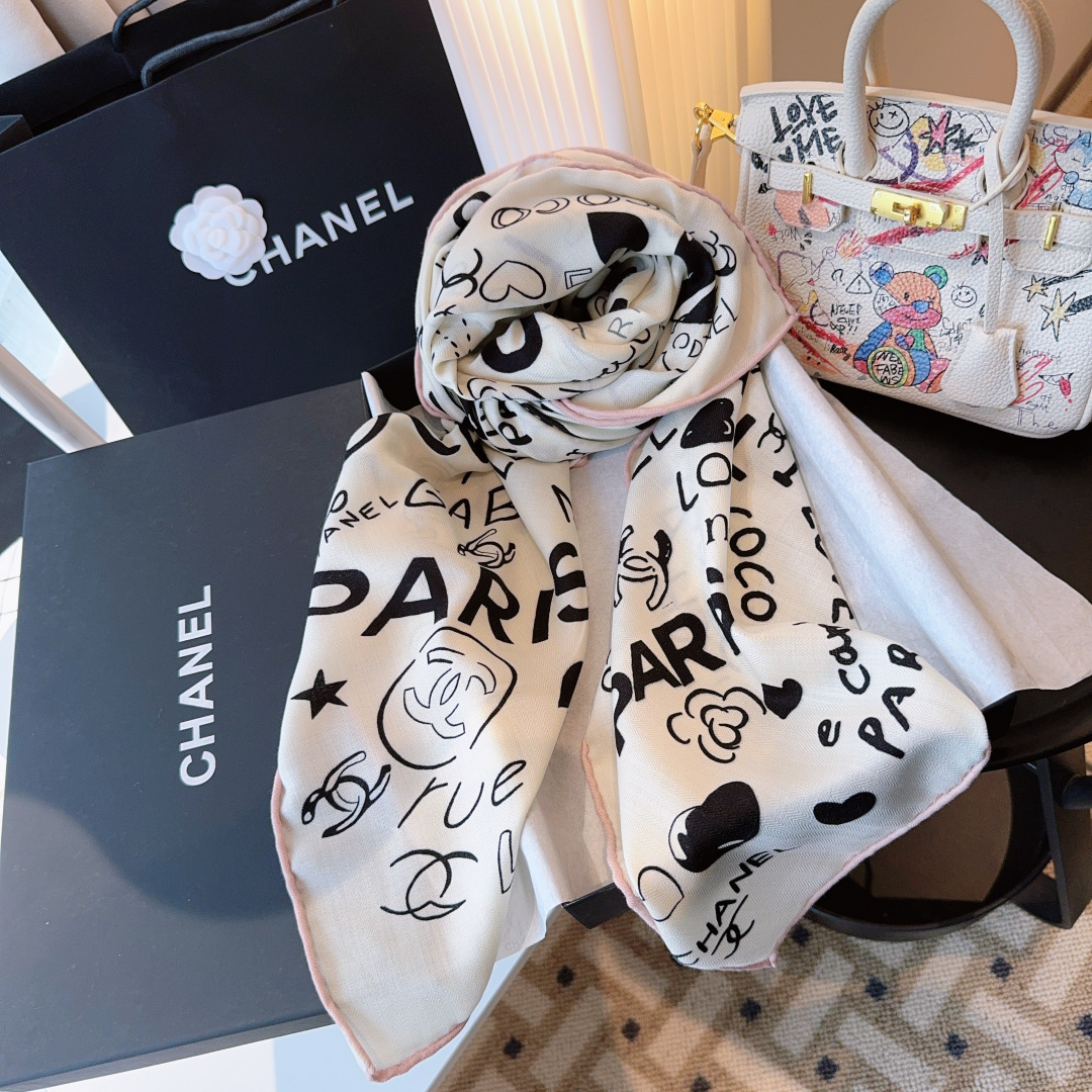 经典茶花优雅Coco风，Chanel最新丝绒大方巾~气质到骨子里，香奶奶新一季的面料超高级，真心超级柔软