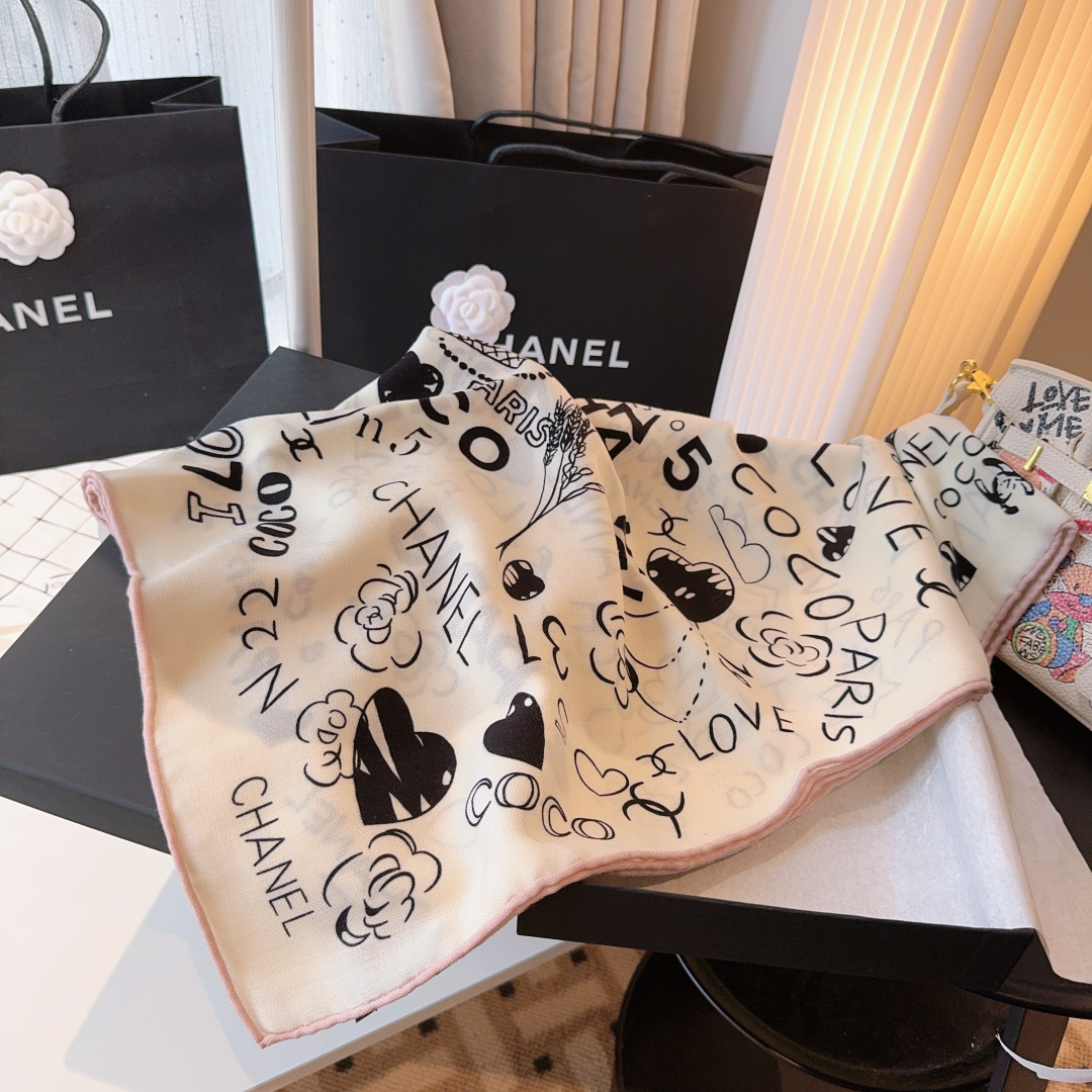 经典茶花优雅Coco风，Chanel最新丝绒大方巾~气质到骨子里，香奶奶新一季的面料超高级，真心超级柔软