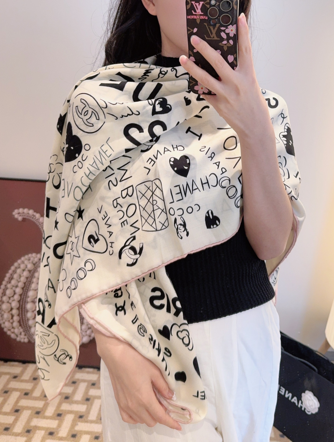 经典茶花优雅Coco风，Chanel最新丝绒大方巾~气质到骨子里，香奶奶新一季的面料超高级，真心超级柔软