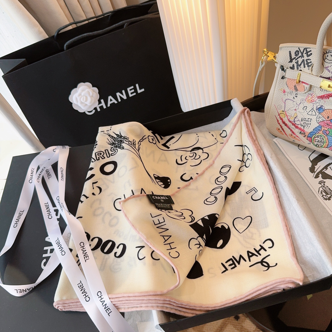 经典茶花优雅Coco风，Chanel最新丝绒大方巾~气质到骨子里，香奶奶新一季的面料超高级，真心超级柔软