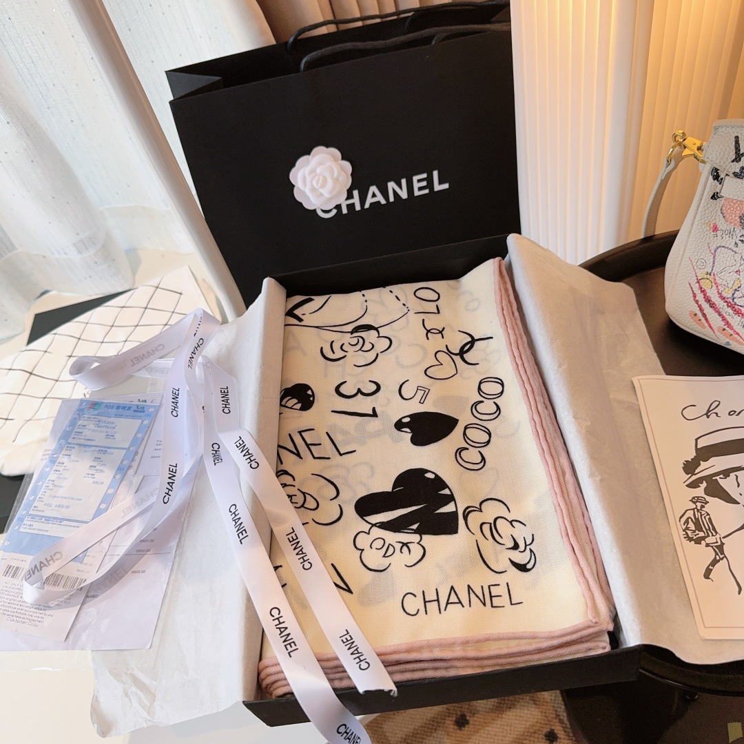 经典茶花优雅Coco风，Chanel最新丝绒大方巾~气质到骨子里，香奶奶新一季的面料超高级，真心超级柔软