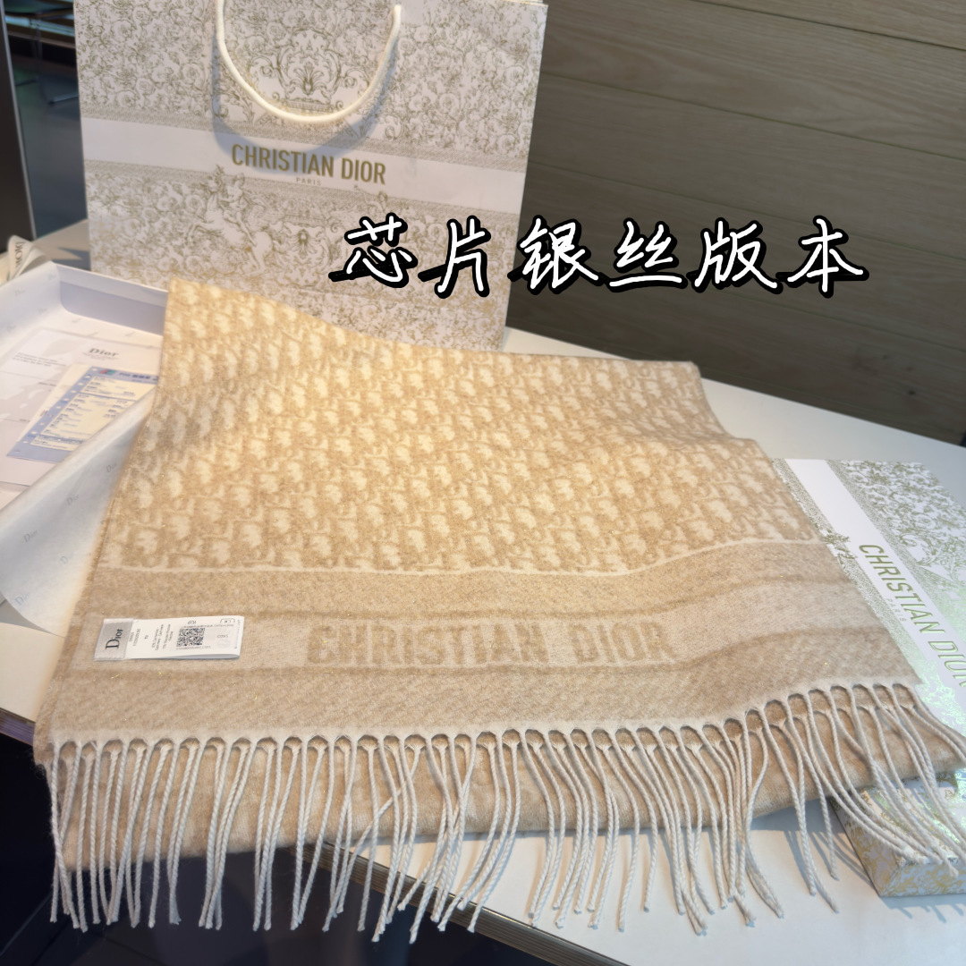 Dior 芯片版银丝线高品质Dior（迪奥）最新款 · 这款 Oblique 印花围巾重新诠释 Dior 标识