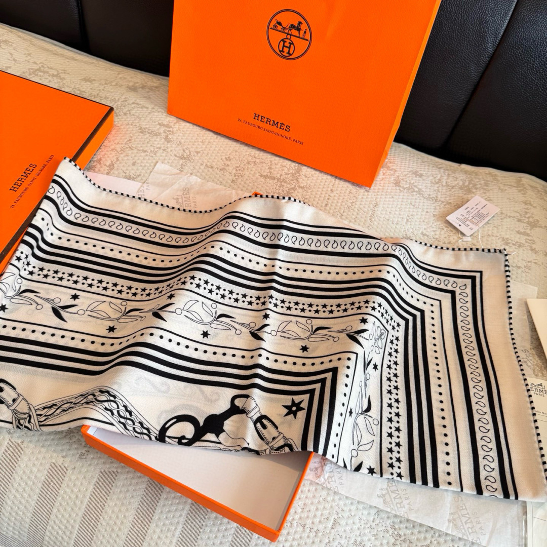 双面同色丝绒尺寸：135×135cm材质：30真丝70羊绒爱马仕的“亚马逊庆典”图案丝巾的设计灵感来源于