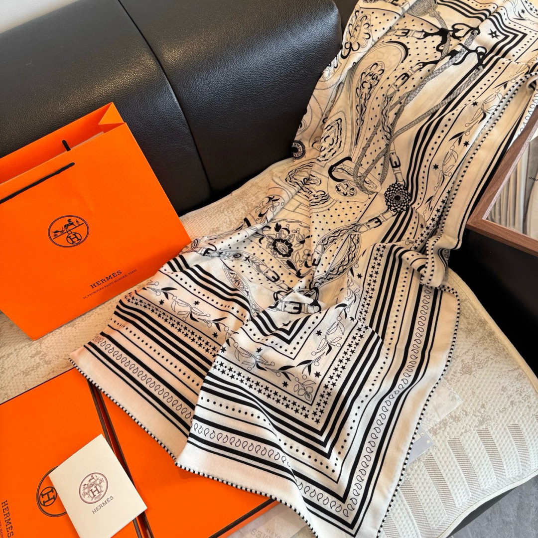双面同色丝绒尺寸：135×135cm材质：30真丝70羊绒爱马仕的“亚马逊庆典”图案丝巾的设计灵感来源于