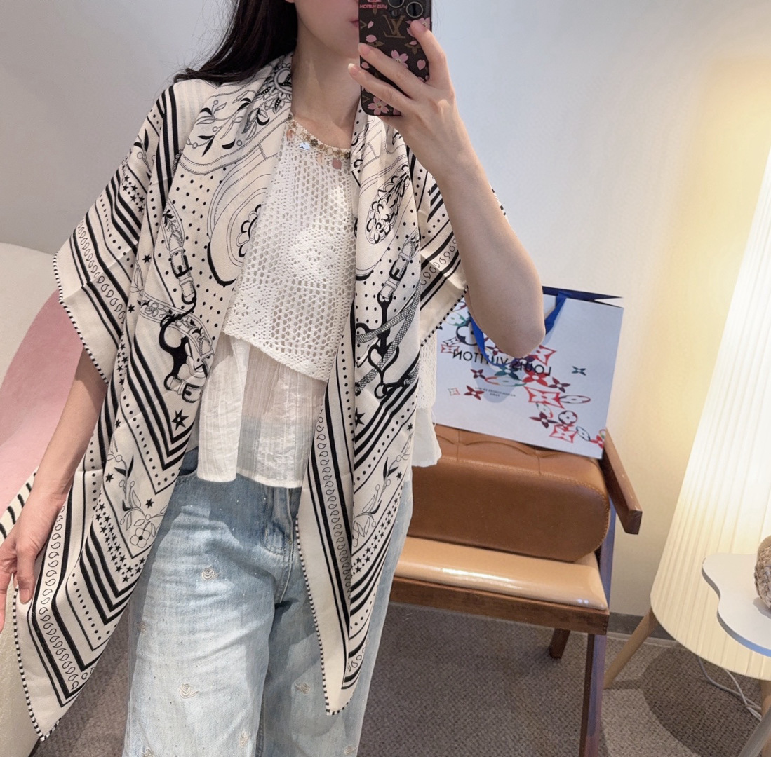 双面同色丝绒尺寸：135×135cm材质：30真丝70羊绒爱马仕的“亚马逊庆典”图案丝巾的设计灵感来源于