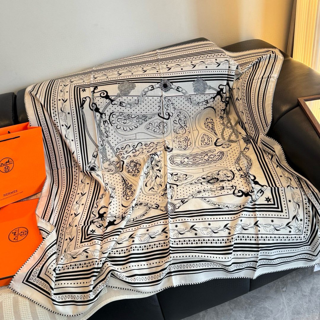 双面同色丝绒尺寸：135×135cm材质：30真丝70羊绒爱马仕的“亚马逊庆典”图案丝巾的设计灵感来源于