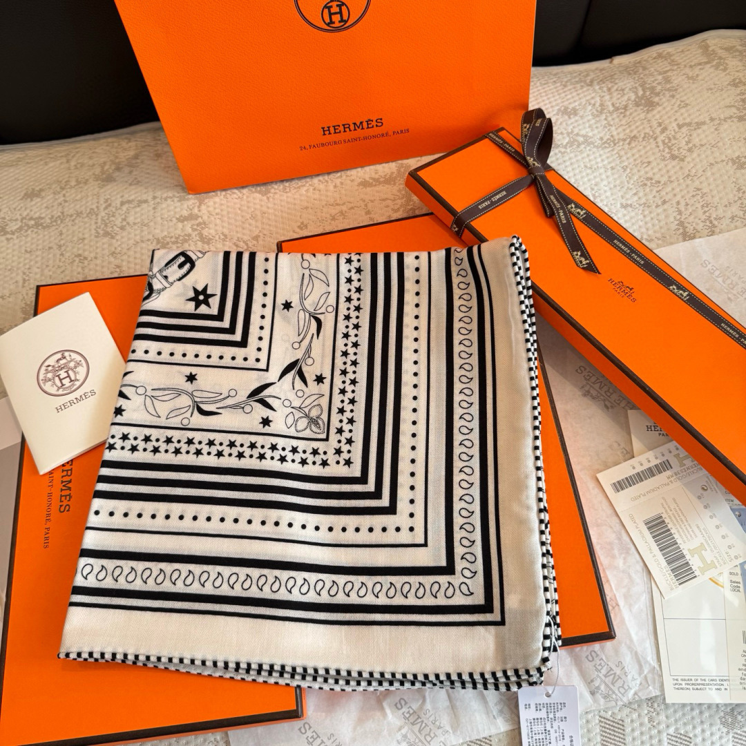 双面同色丝绒尺寸：135×135cm材质：30真丝70羊绒爱马仕的“亚马逊庆典”图案丝巾的设计灵感来源于