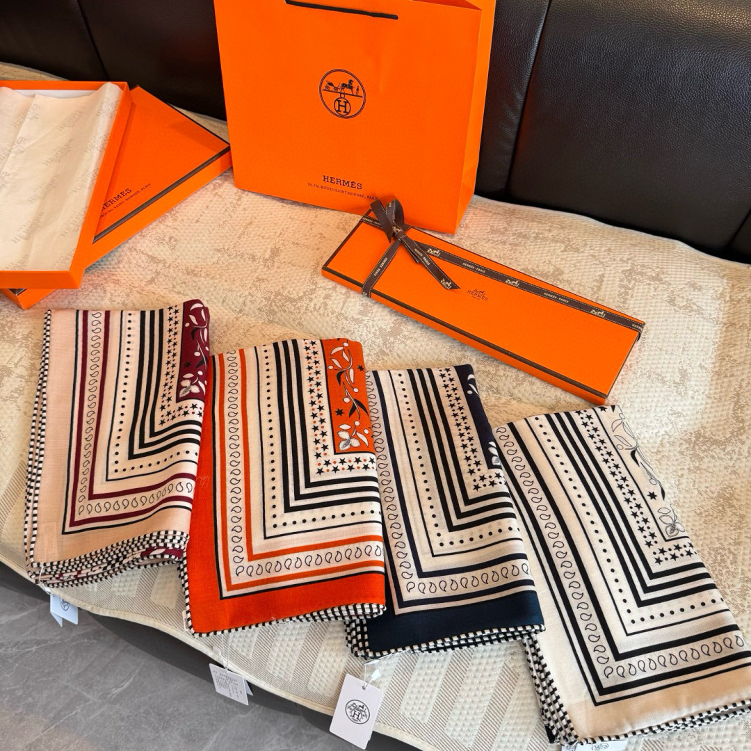 双面同色丝绒尺寸：135×135cm材质：30真丝70羊绒爱马仕的“亚马逊庆典”图案丝巾的设计灵感来源于