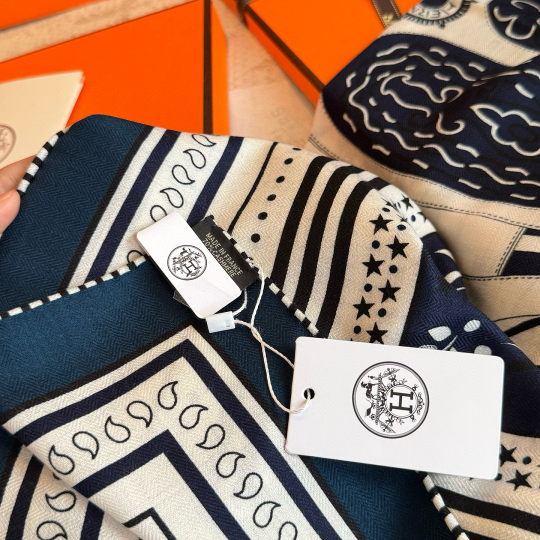 双面同色丝绒尺寸：135×135cm材质：30真丝70羊绒爱马仕的“亚马逊庆典”图案丝巾的设计灵感来源于