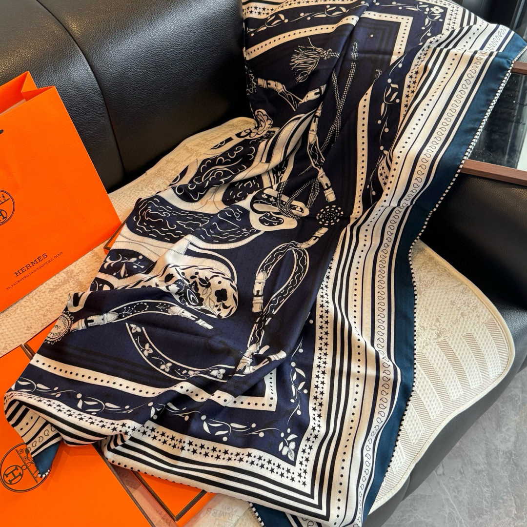 双面同色丝绒尺寸：135×135cm材质：30真丝70羊绒爱马仕的“亚马逊庆典”图案丝巾的设计灵感来源于