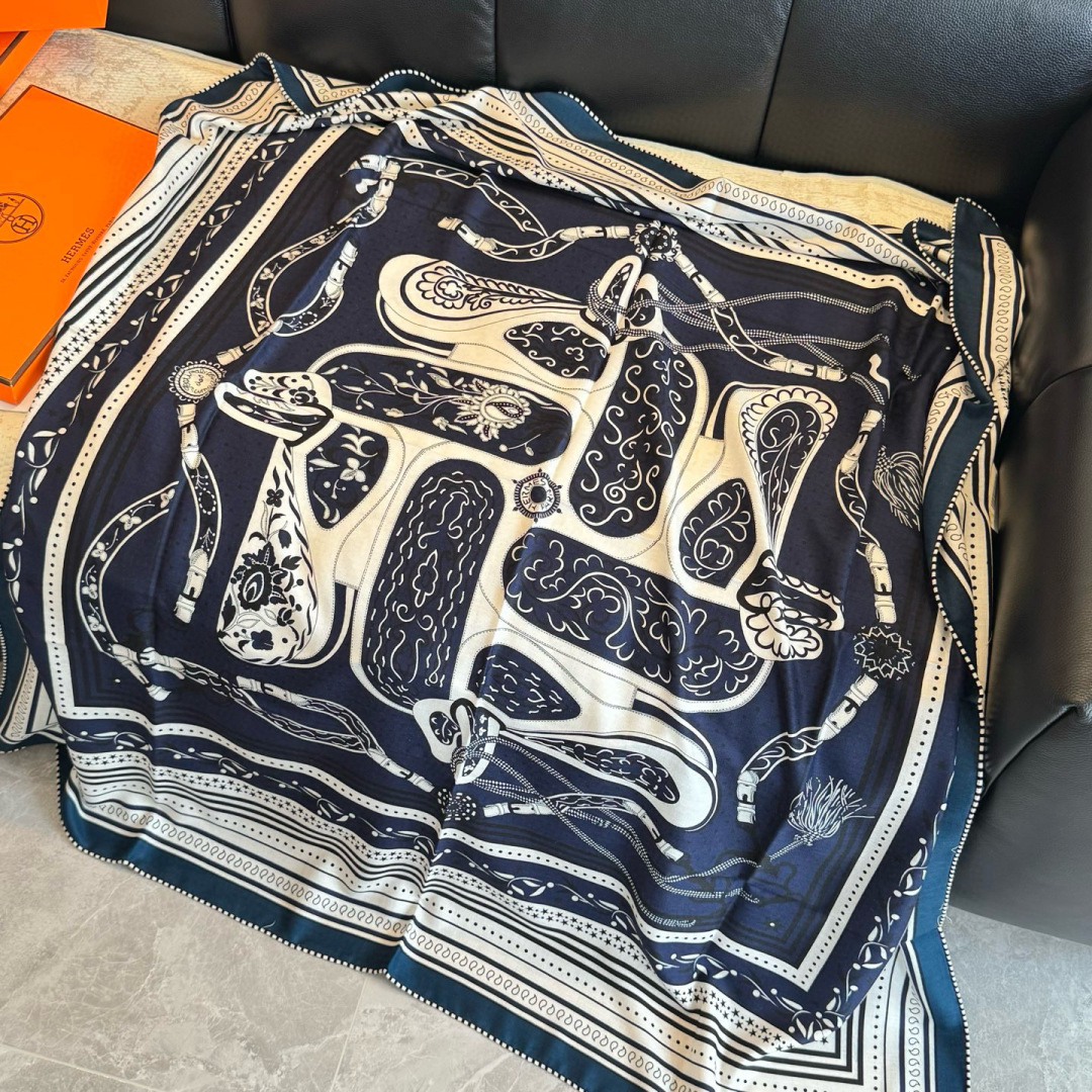 双面同色丝绒尺寸：135×135cm材质：30真丝70羊绒爱马仕的“亚马逊庆典”图案丝巾的设计灵感来源于