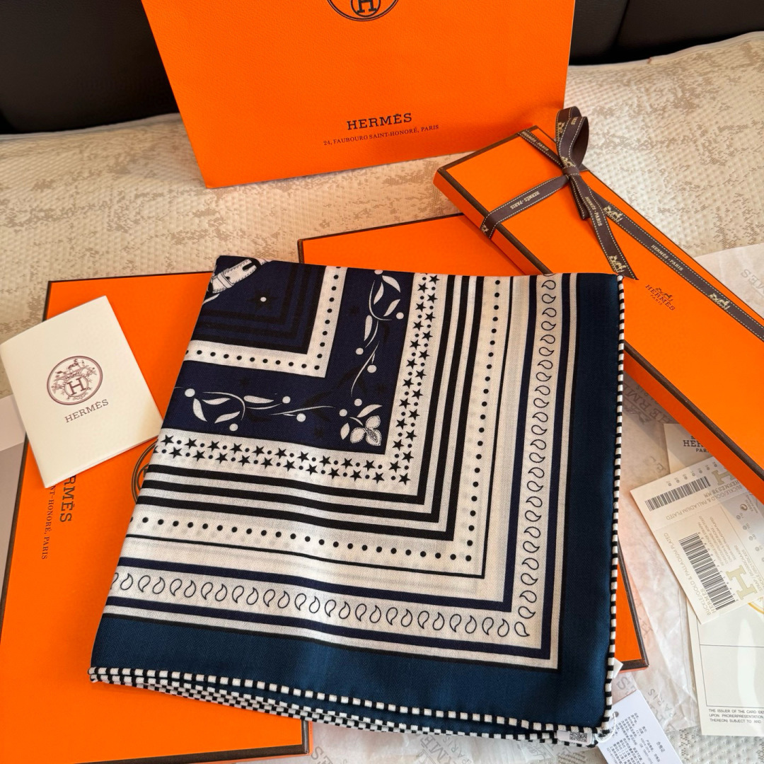 双面同色丝绒尺寸：135×135cm材质：30真丝70羊绒爱马仕的“亚马逊庆典”图案丝巾的设计灵感来源于