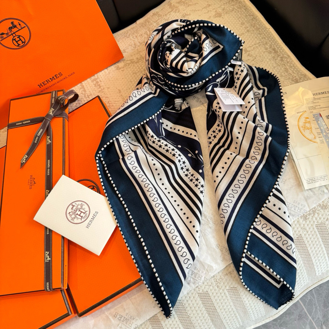 双面同色丝绒尺寸：135×135cm材质：30真丝70羊绒爱马仕的“亚马逊庆典”图案丝巾的设计灵感来源于