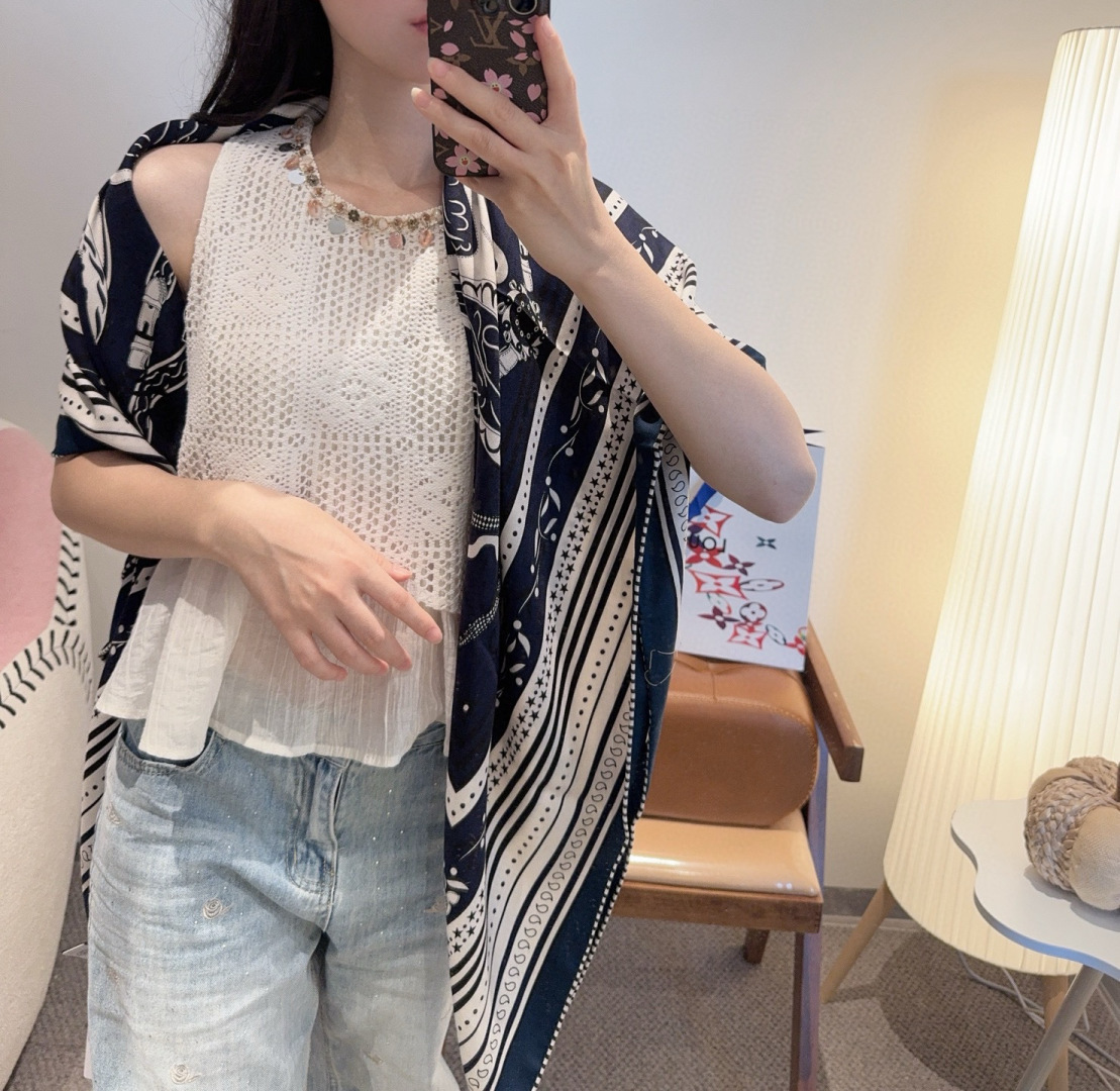 双面同色丝绒尺寸：135×135cm材质：30真丝70羊绒爱马仕的“亚马逊庆典”图案丝巾的设计灵感来源于