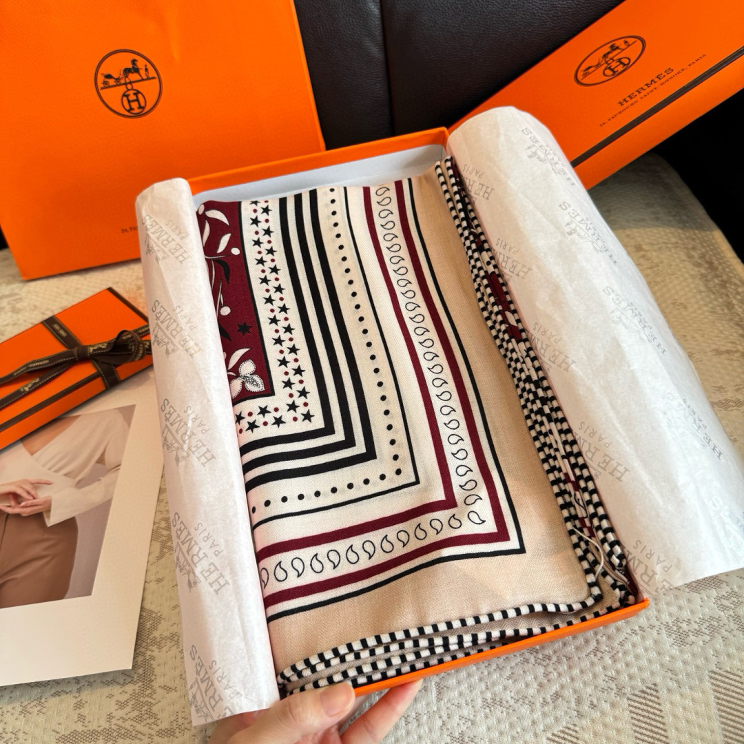 双面同色丝绒尺寸：135×135cm材质：30真丝70羊绒爱马仕的“亚马逊庆典”图案丝巾的设计灵感来源于