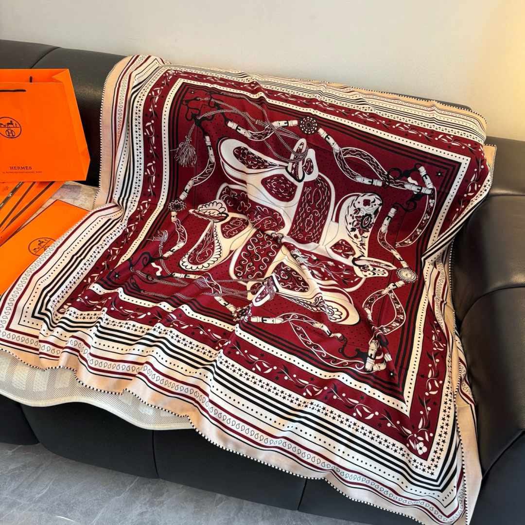 双面同色丝绒尺寸：135×135cm材质：30真丝70羊绒爱马仕的“亚马逊庆典”图案丝巾的设计灵感来源于