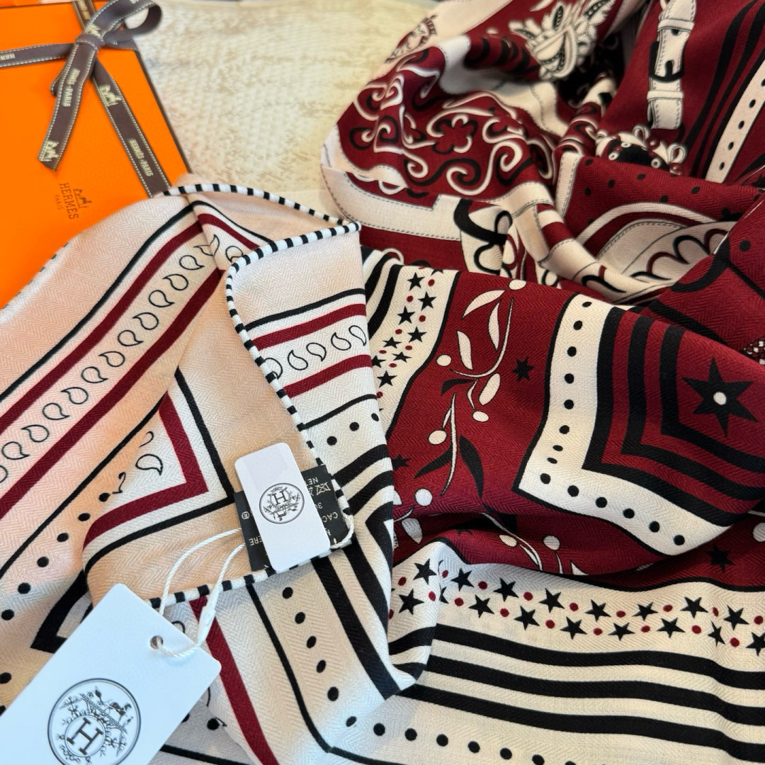 双面同色丝绒尺寸：135×135cm材质：30真丝70羊绒爱马仕的“亚马逊庆典”图案丝巾的设计灵感来源于