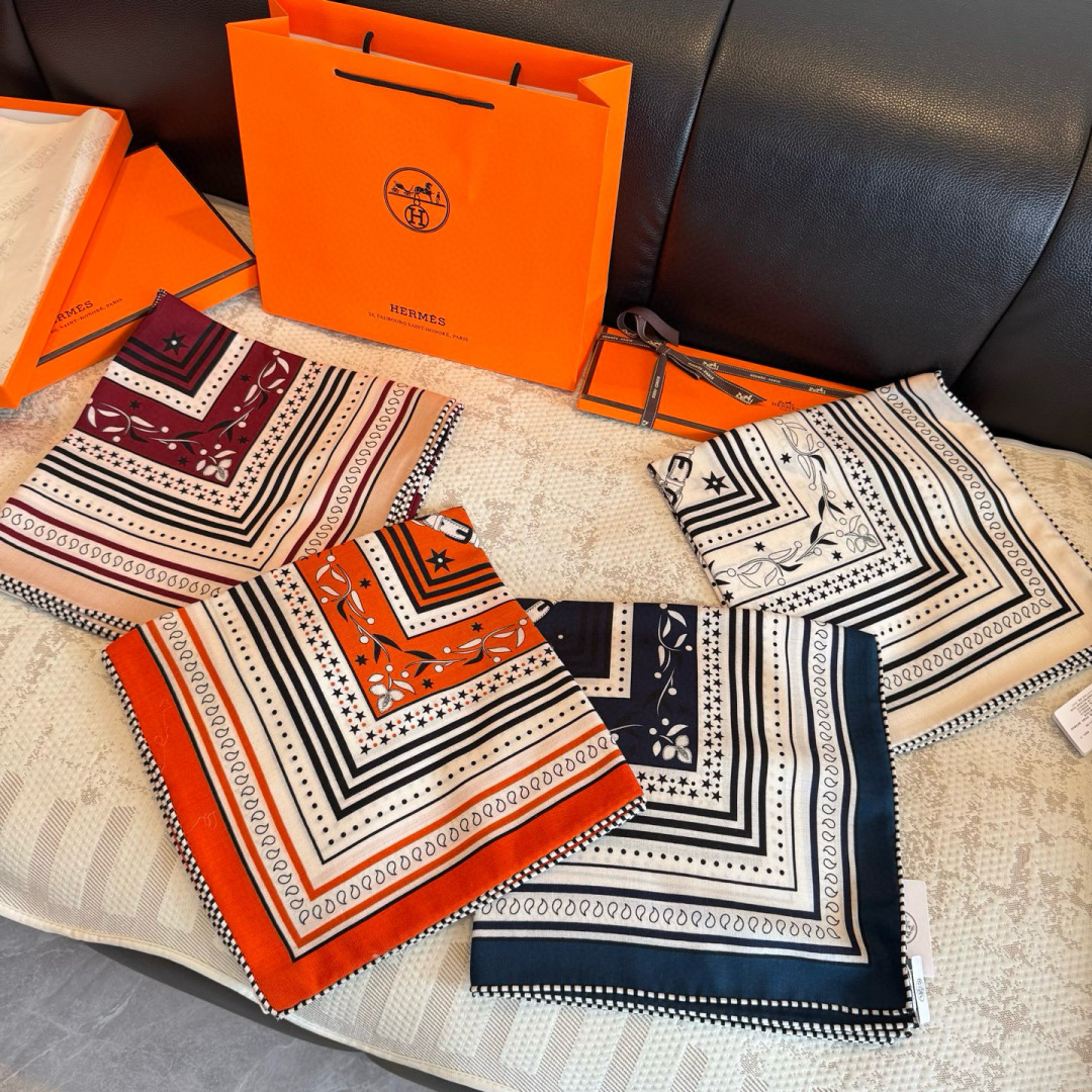 双面同色丝绒尺寸：135×135cm材质：30真丝70羊绒爱马仕的“亚马逊庆典”图案丝巾的设计灵感来源于