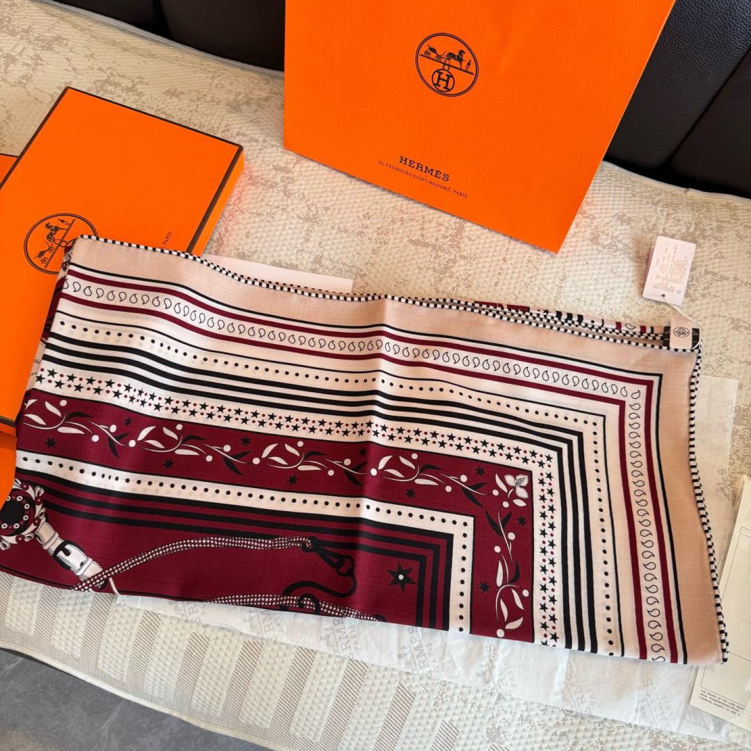 双面同色丝绒尺寸：135×135cm材质：30真丝70羊绒爱马仕的“亚马逊庆典”图案丝巾的设计灵感来源于