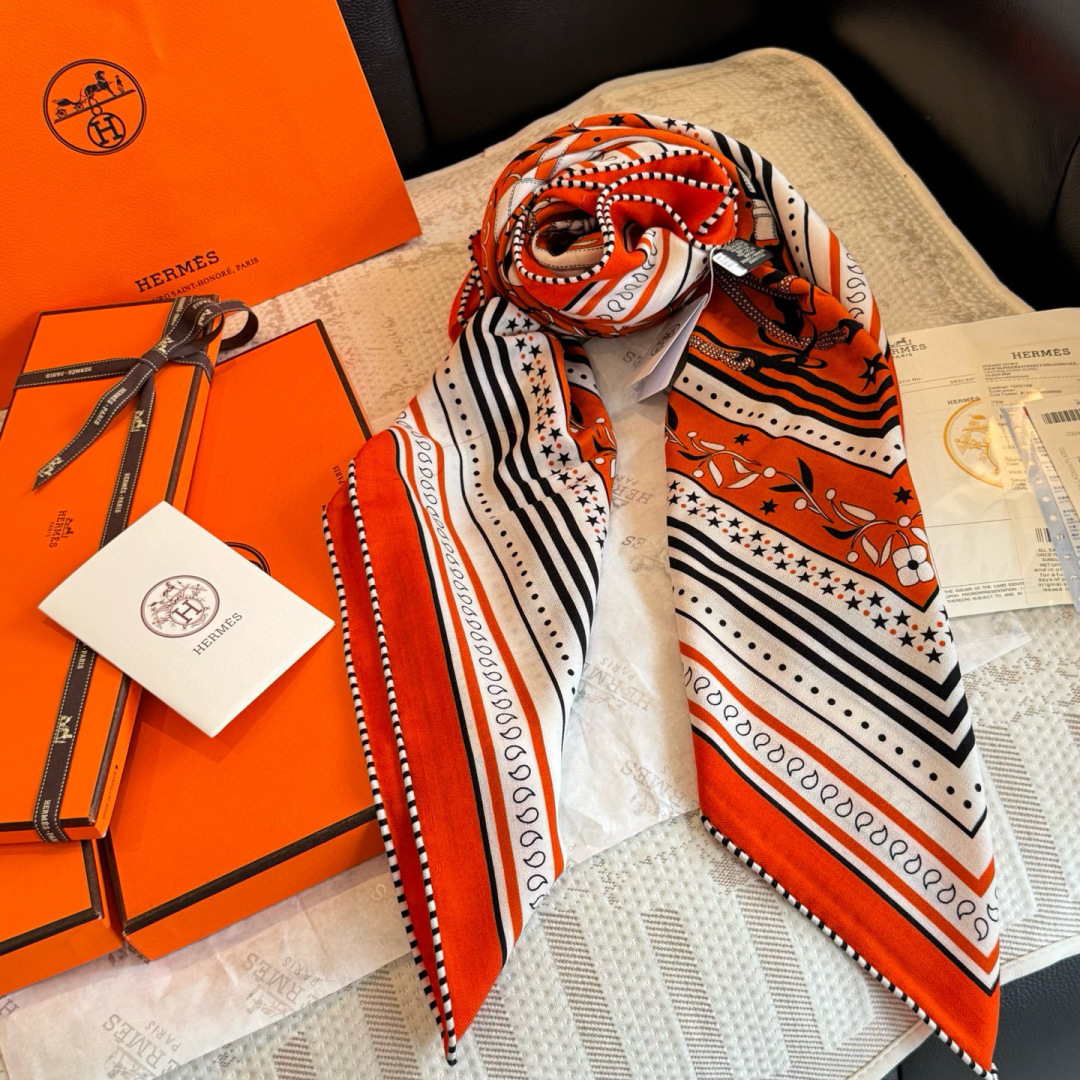 双面同色丝绒尺寸：135×135cm材质：30真丝70羊绒爱马仕的“亚马逊庆典”图案丝巾的设计灵感来源于