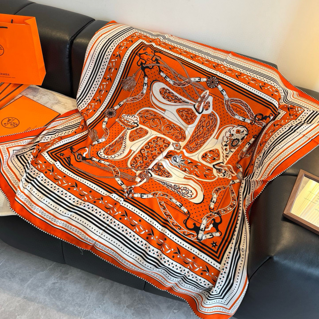 双面同色丝绒尺寸：135×135cm材质：30真丝70羊绒爱马仕的“亚马逊庆典”图案丝巾的设计灵感来源于