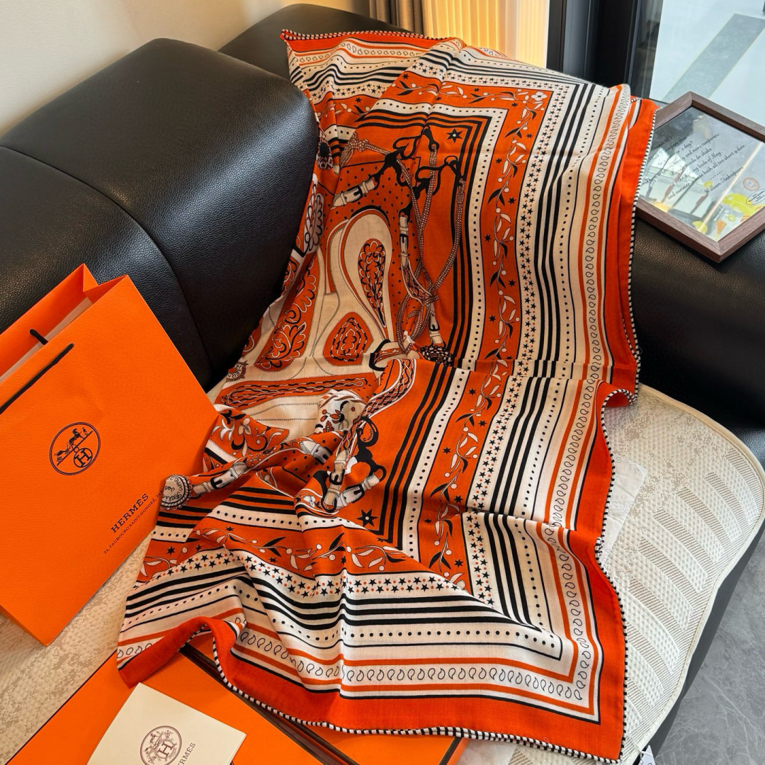 双面同色丝绒尺寸：135×135cm材质：30真丝70羊绒爱马仕的“亚马逊庆典”图案丝巾的设计灵感来源于