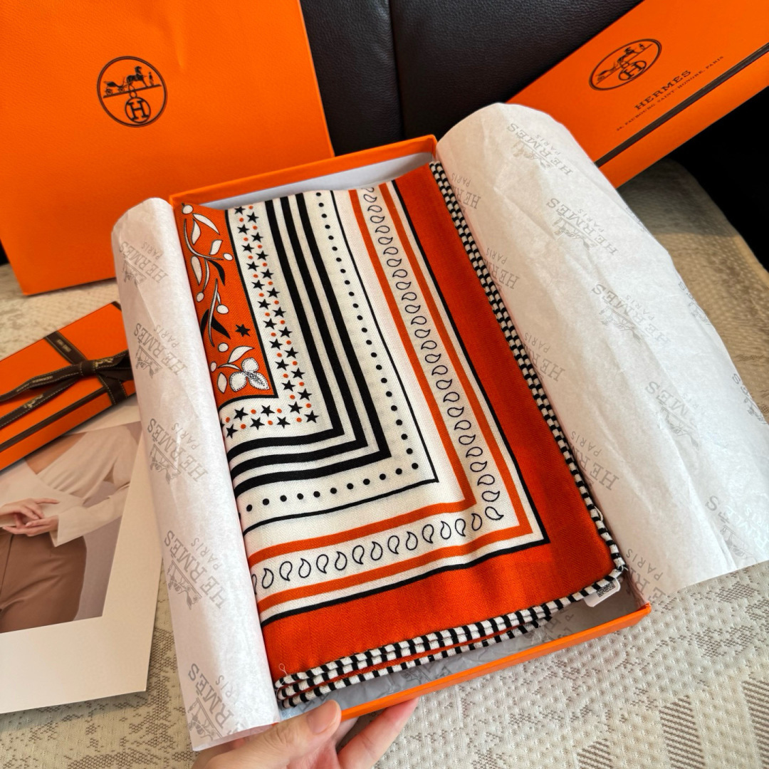双面同色丝绒尺寸：135×135cm材质：30真丝70羊绒爱马仕的“亚马逊庆典”图案丝巾的设计灵感来源于