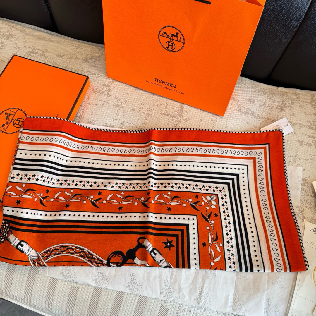 双面同色丝绒尺寸：135×135cm材质：30真丝70羊绒爱马仕的“亚马逊庆典”图案丝巾的设计灵感来源于
