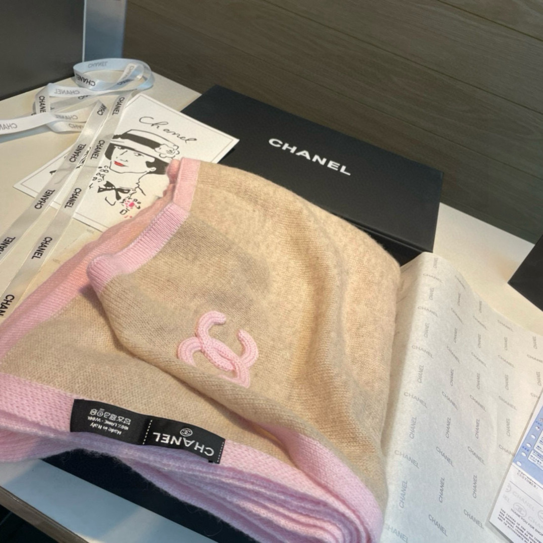 Chanel 质感好货 怒吼福利推荐款 Chanel主打的羊绒围巾~非常难得 这个围巾最大的感触就是: 无敌无敌无敌的柔软舒服